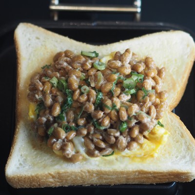 ホットパンに食パン(みそマヨネーズを塗った面を内側に)、焼いておいたたまご半分、納豆、とけるチーズ、たまご半分、食パンの順に重ねます。ホットパンを閉じ、中火で3分ずつ両面を焼きます。