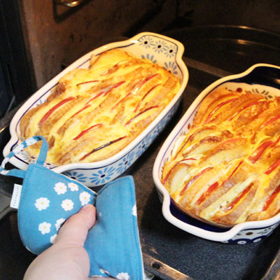 焼き色が付いたら竹串で中まで火が入っているか確認する。