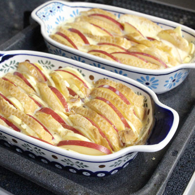 グラタン皿にカットした材料をパン、りんご、サツマイモの順番でぎっしり敷きつめる