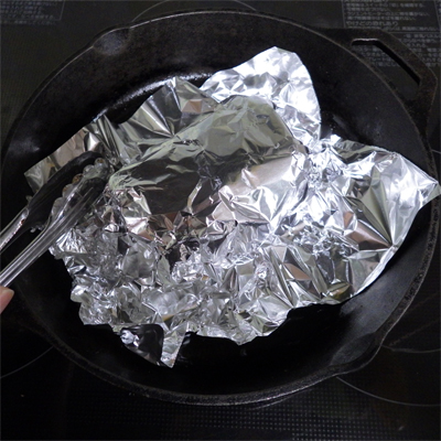 焼きあがったらホイルごと肉を出して、温かいコンロ周りで一休みさせる(ジューシーな肉汁を肉に戻す重要な工程です!)