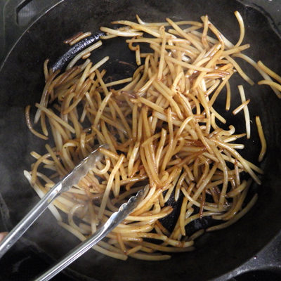 肉のうまみがついたスキレットでモヤシをソテーする。付け合わせもできあがり～♪