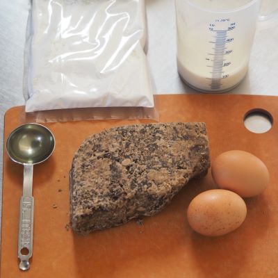 材料はこれだけ。黒糖ブロックは包丁で削って粗めのまま使いましたが、袋に入れて麺棒などで叩いて粉にしたほうがより簡単に溶けます。