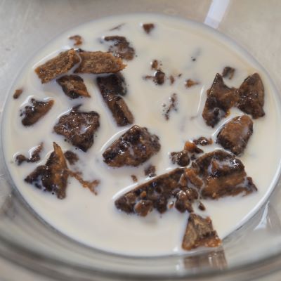 牛乳半分(50cc)と黒糖を入れ電子レンジで30秒ほど温める。