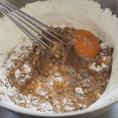 ホットケーキミックスを泡だて器でくるくる混ぜた所に、牛乳、卵、油、3を入れて混ぜる。少しダマがあっても大丈夫。