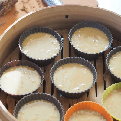 生地を注ぎ口のある容器(家事問屋の横口ボウルが便利)などに入れ、カップに注ぎ、蒸気の上がった蒸篭に並べる。カップはシリコンカップを使いました。