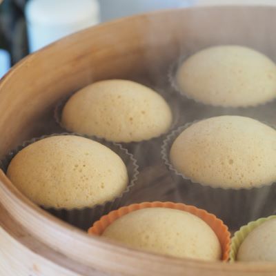 蒸篭の蓋をして約10分蒸す。串を刺して生地がついてこなければ出来上がりです!ふっくらきれいにできますよ～。