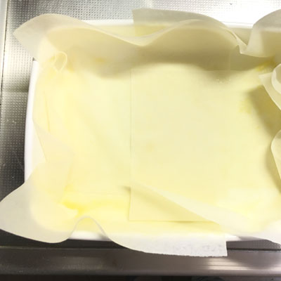 型にオリーブ油を塗る。型に少しはみ出すように春巻きの皮を敷く、重なる部分は水で接着。