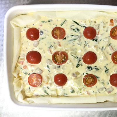 型に④の材料を入れ、ミニトマトを飾り、はみ出した皮を折り込む。