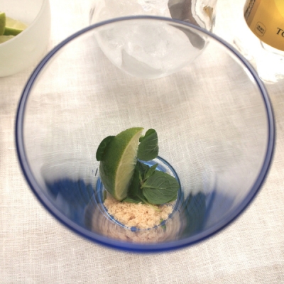 グラスにお砂糖とライムもしくは絞ったライム果汁をいれ、モヒートペストルやすりこぎ、スプーンなどで潰しながらお砂糖を溶かす(上白糖でもいいのですが、ブラウンシュガーや三温糖の方がコクが出ます)