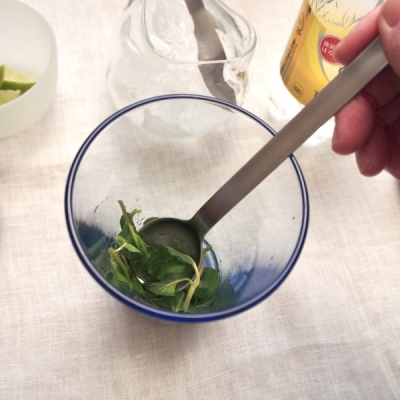 お砂糖が溶けてきたらミントを加えて軽く潰す