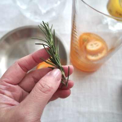 ローズマリーを手のひらに乗せて一回叩いてから入れる