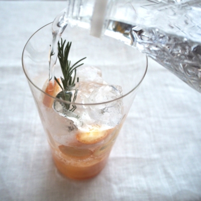 トニックウォーターを静かに注いで出来上がり!