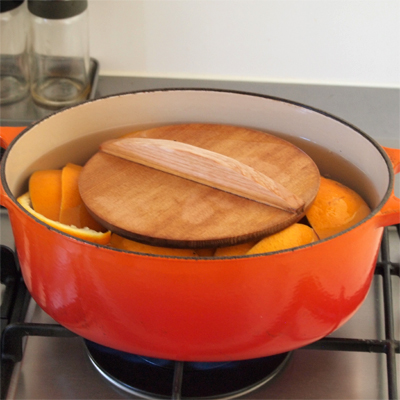 皮を4つに切って剥き、鍋に入れて皮が浸るくらいの水を入れ、落としぶたをして火にかける。沸騰したら中火で15分煮る。