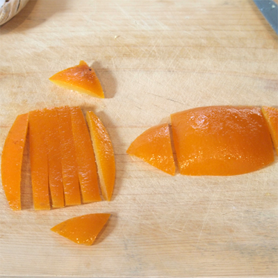 そのまま干したほうが、思い通りのサイズに切ることが出来るのでオススメ。端っこは細かく切ってお菓子やヨーグルト、グラノーラなどに入れて。冷凍もできます。