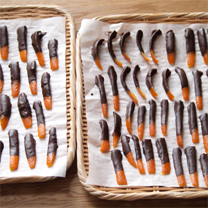 コーティング用のチョコレートを溶かしてつけて、オーブンシートの上に並べて乾かしたら出来上がり!