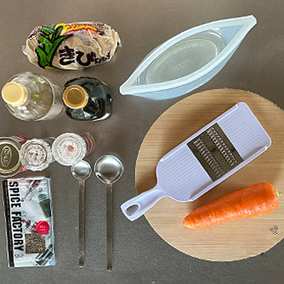 材料を揃えます。カレー粉を入れるのが私流。