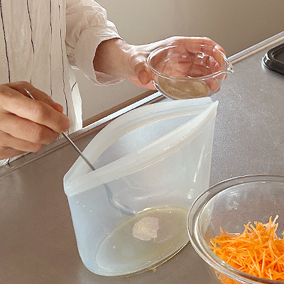 スタッシャーに調味料をすべて入れます。オリーブオイルが苦手なお子さん用には米油で代用してください。