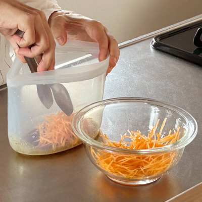 スタッシャーに千切りした人参を入れます。干しブドウを入れてもおいしいですよ。