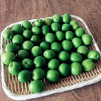 青梅は洗ってヘソを取って、冷凍しておきます。
容器はアルコール消毒をしておきます。