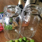 きび砂糖シロップは梅500g、きび砂糖400gを交互入れ最後に氷砂糖150g。
はちみつ黒酢シロップは梅500g、氷砂糖400gを入れはちみつ150g黒酢100ccをまわし入れ蓋をします。