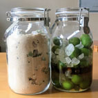 冷暗所において、梅と砂糖がよく混ざるよう1日数回瓶をゴロゴロ転がし
3週間ほどで梅シロップの出来上がり。
保存は常温でも大丈夫ですよ。