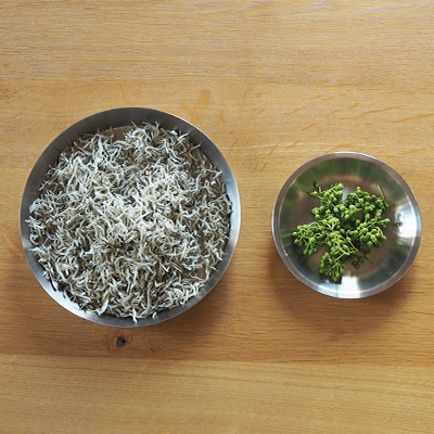 メインの材料はちりめんじゃこと実山椒