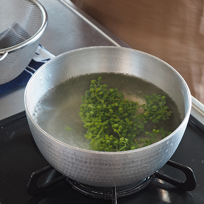 1Lの湯を沸かし、小さじ1杯の塩を入れて実山椒を5分ほど茹でます。枝付きのままでOK。