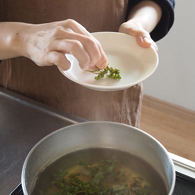次第に山椒の良い香りがしてきます。指で潰せるくらいまで茹でたら、ざるにあげて水気を切り、ボウルにたっぷりの水を入れ茹でた実山椒を好みの辛さになるまで水にさらします。目安は1～4時間。