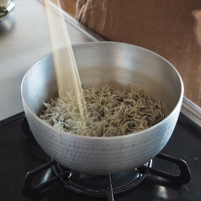 鍋に分量の醤油、酒、みりん、砂糖を入れ、ひと煮立ちしたら火を弱めて、ちりめんじゃこを入れます。