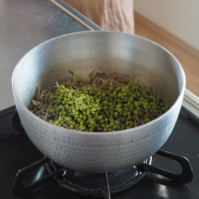 全体に火が通ったら、下処理した実山椒を投入。