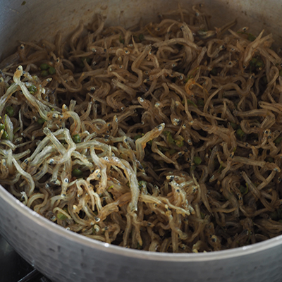 鍋底に煮汁がなくなるまで炊き上げれば完成です。