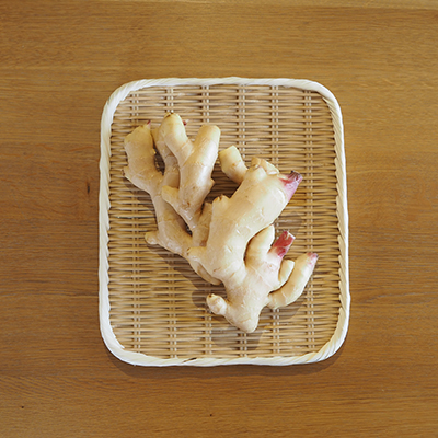 新生姜を用意します。この塊で甘酢漬けと醤油煮を作っていきます。