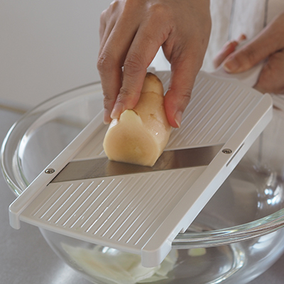 繊維に沿ってスライスしていきます。スライサーを使うと簡単です。