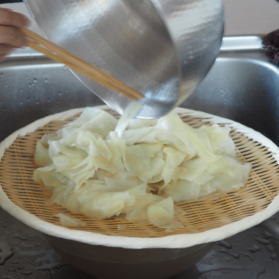 鍋にたっぷりのお湯を沸かし、スライスした生姜をサッと1-2分湯がいて、大き目のざるにあげて冷まします。