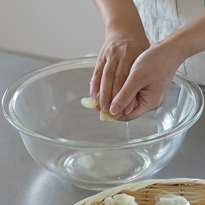 生姜が冷めたら、しっかりと生姜の水気をしぼり、煮沸消毒した保存瓶に入れます。
