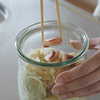 最後に先ほど切り取った赤い部分を入れます。これを入れることで、新生姜の甘酢漬けがほんのりピンク色に仕上がります。