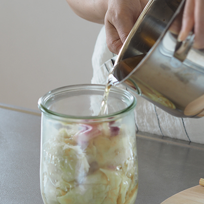 先ほど作った甘酢を生姜がかぶるくらい瓶に注ぎます。