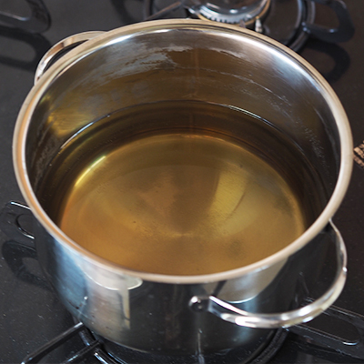 分量の酢に砂糖を入れひと煮立ちさせて砂糖を溶かして火を止めます。