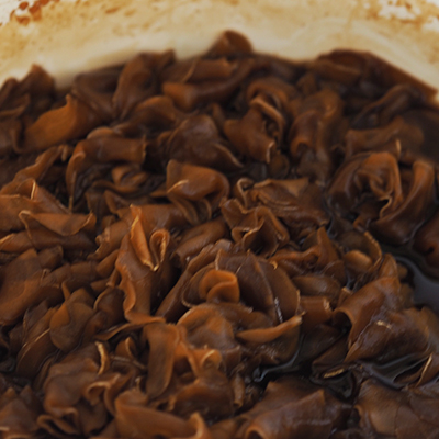 くたっとして色濃くなり、ある程度水分が飛んだら出来上がりです。煮沸消毒した保存容器に入れて冷蔵保存で1年ほど持ちます。