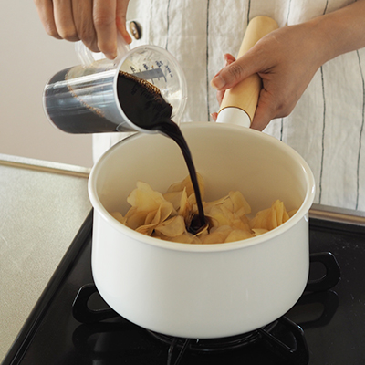 生姜の半量ほどかぶるくらいの醤油を注ぎ、火にかけます。