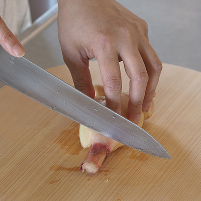 赤いかたい部分を切り取ります。