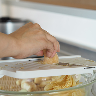 繊維を断ち切るようにスライスしていきます。スライサーを使うと簡単です。