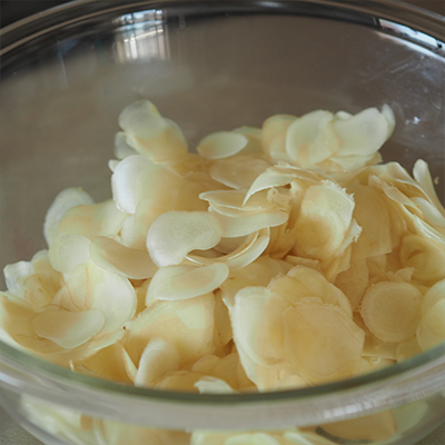 繊維を断ち切るようにスライスすることで、シャキッとした食感を楽しめます。