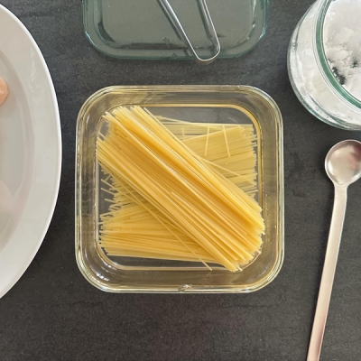 水120ccをイワキ パック&レンジ 800mlに注ぎ、パスタを二つに折って容器に入れます。
多少パスタが水から出ていても大丈夫!