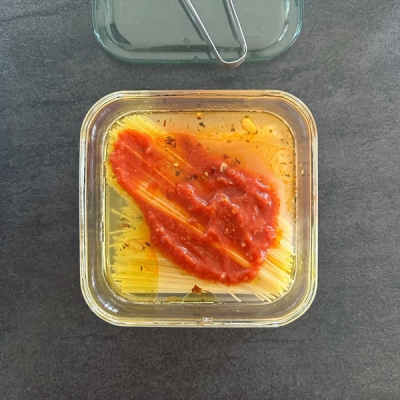 さらに調味料を入れます。
塩…小さじ1/3
オリーブオイル…大さじ1と1/2
トマトピューレ…大さじ3
刻みニンニク少々