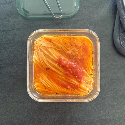 蓋はしないで電子レンジ600wで5分加熱し、パスタをほぐします。蒸気が熱いので気をつけて混ぜてください。
【注意】吹きこぼれ防止のため蓋やラップは使いません