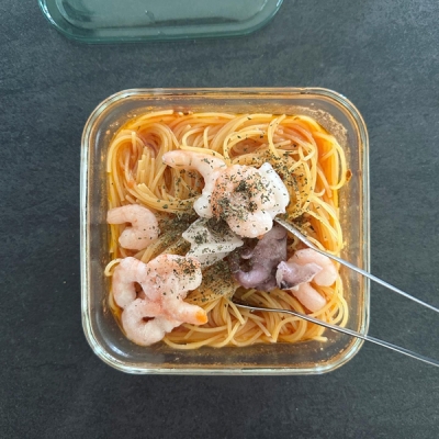 冷凍シーフードミックス(ボイル済のもの)をひとつかみ、ドライバジルをひとつまみ入れたら、600wで1分加熱。
解凍したら食べれるボイル済のシーフードは凍ったまま投入しちゃいます。