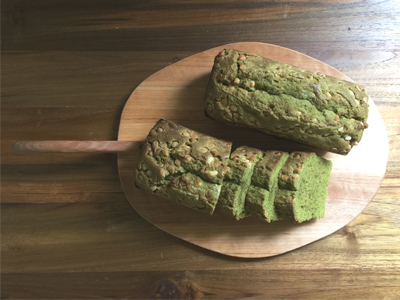 気温や湿度で焼き時間が変わりますので、30分くらい焼いたら竹串を刺してチェック!　
生地がついてこなければOK、ついてきたらもう少し焼いてください。