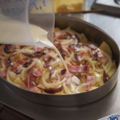 生クリームを回しかけたら、小さく切ったバターを数か所全体的に載せる。