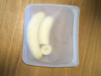 スタッシャーに皮をむいたバナナをいれる。